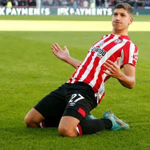 Vitaly Janelt jubelt über sein Tor für Brentford