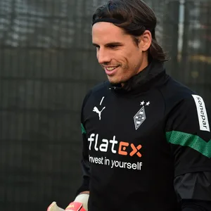 Yann Sommer lächelt im Training von Borussia Mönchengladbach