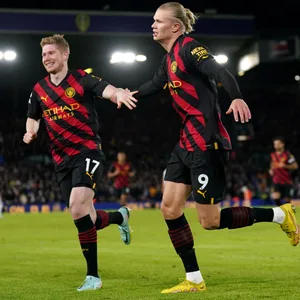 Erling Haaland jubelt zusammen mit Kevin De Bruyne