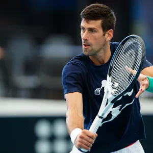 Djokovic während einer Trainingseinheit vor dem Adelaide International Tennis Tournament 2023
