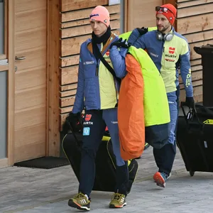 Karl Geiger und Markus Eisenbichler mit Gepäck.