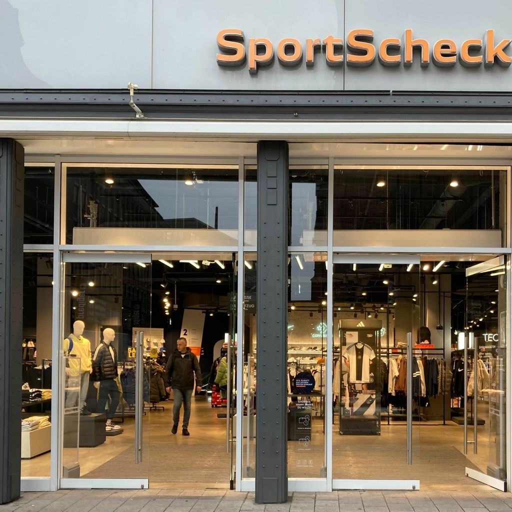 Offene Ladentür bei der „SportScheck“-Filiale in der Mönckebergstraße