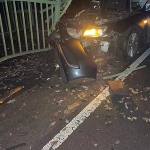 Auto kollidiert mit Brückengeländer des Auebachs in Bad Zwischenahn.