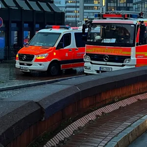 Einsatzwagen am Bahnhof Altona in Hamburg.