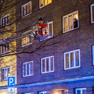 Brandstiftung in Wohhaus – Feuerwehr rettet mehrere Bewohner