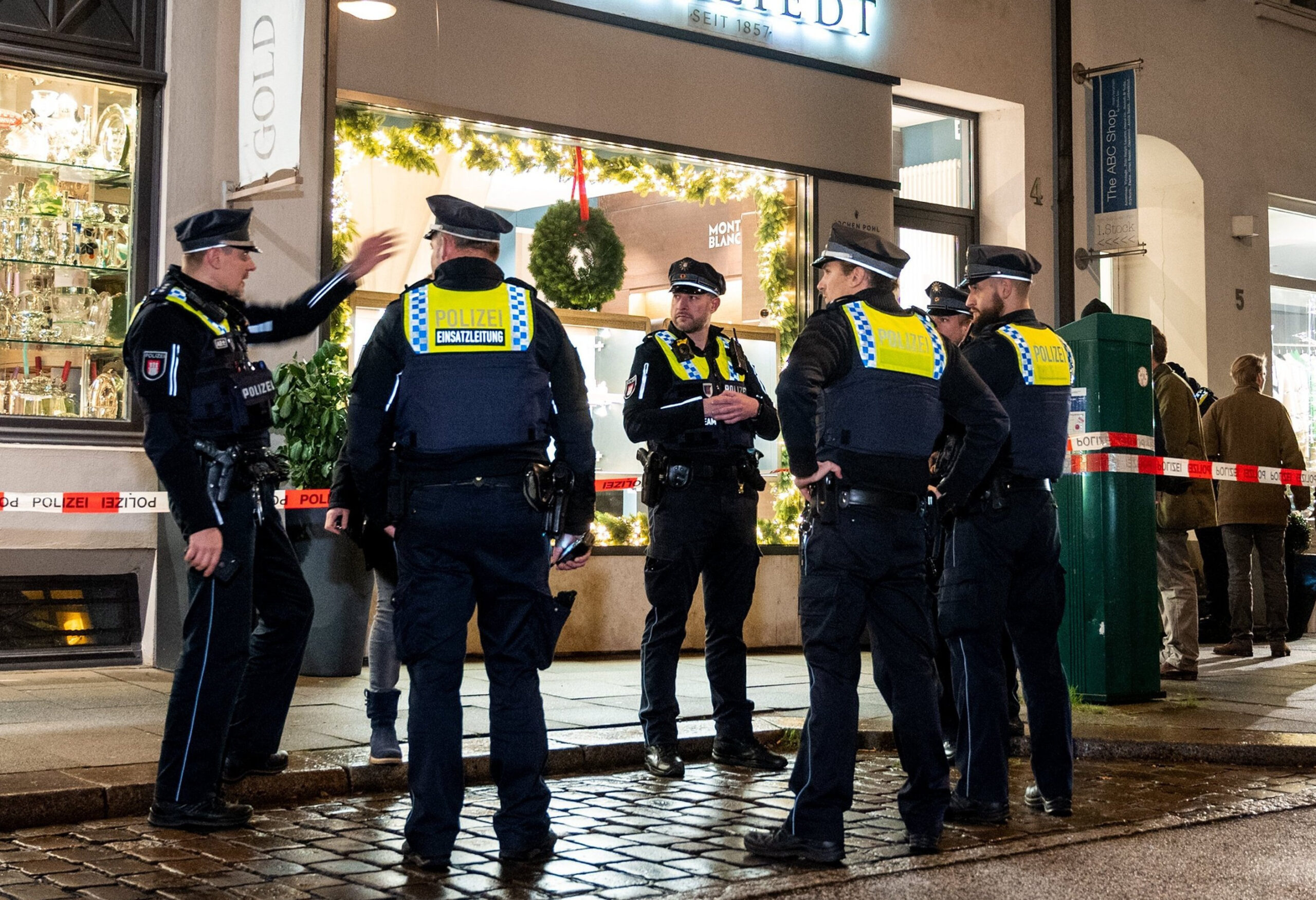 Polizeieinsatz nach dem Überfall auf einen Juwelier in der Neuen ABC-Straße.