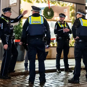 Polizeieinsatz nach dem Überfall auf einen Juwelier in der Neuen ABC-Straße.