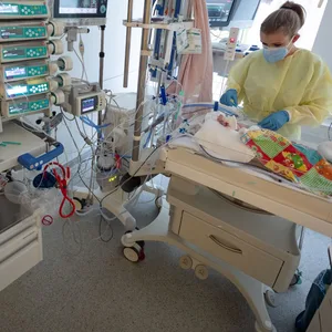 Kind mit RSV-Infektion in einem Kinderkrankenhaus (Symbolbild).