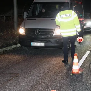 Bei Verkehrskontrolle in Hausbruch – Polizei nimmt drei Männer fest