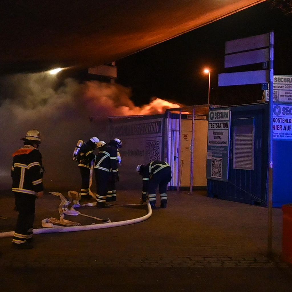In Harburg brannten zwei Container, in denen Corona-Tests angeboten wurden.