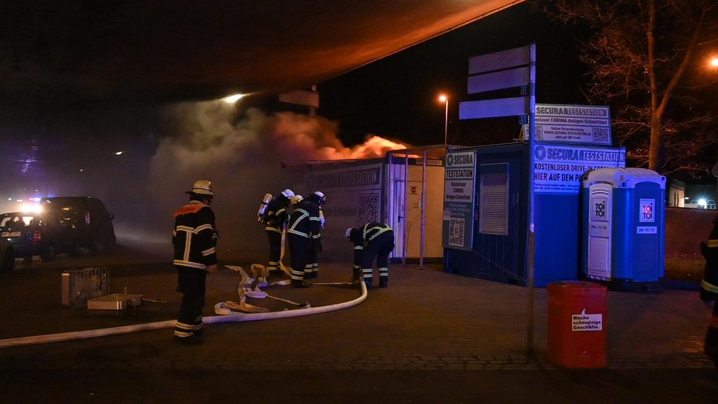 In Harburg brannten zwei Container, in denen Corona-Tests angeboten wurden.
