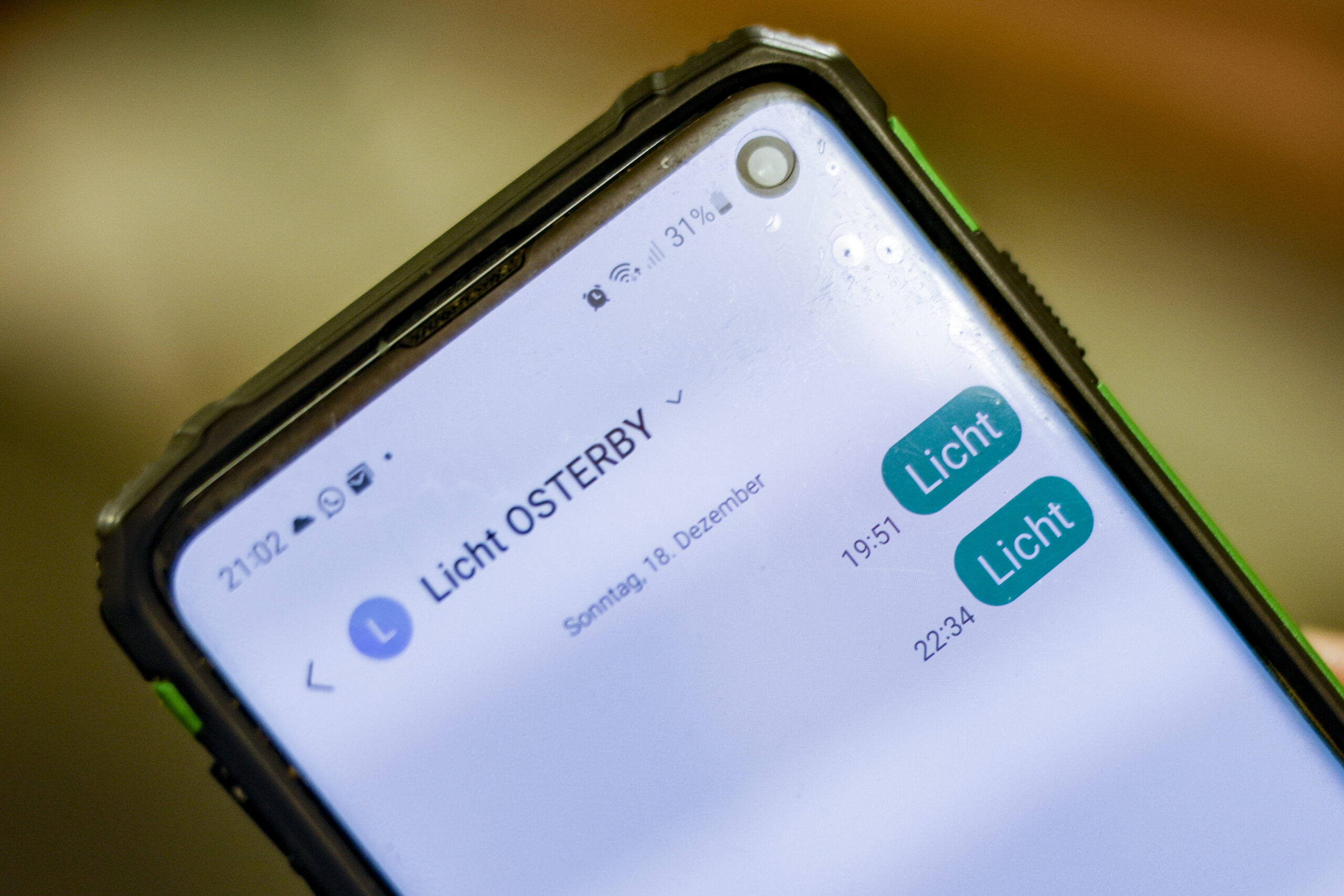Eine Nachricht mit dem Inhalt „Licht“ an einen SMS-Service schicken – und schon geht im schleswig-holsteinischen Osterby das Licht an.