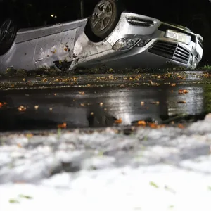 Der Mercedes hat sich überschlagen und ist auf dem Dach liegen geblieben.