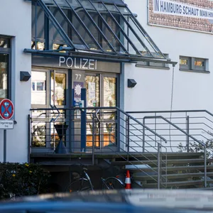 Der Beamte arbeitete am Polizeikommissariat 44 in Wilhelmsburg.