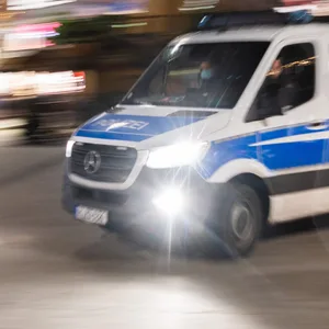 Polizeiwagen im Einsatz (Symbolbild).