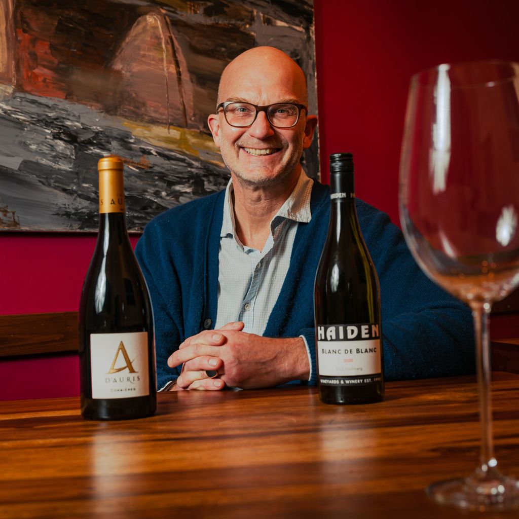 Torge Thies (57) von "Die Weingaleristen" mit einem Rotwein: Corbiere „A“,  D'Auris / Weißwein: Blanc de Blanc