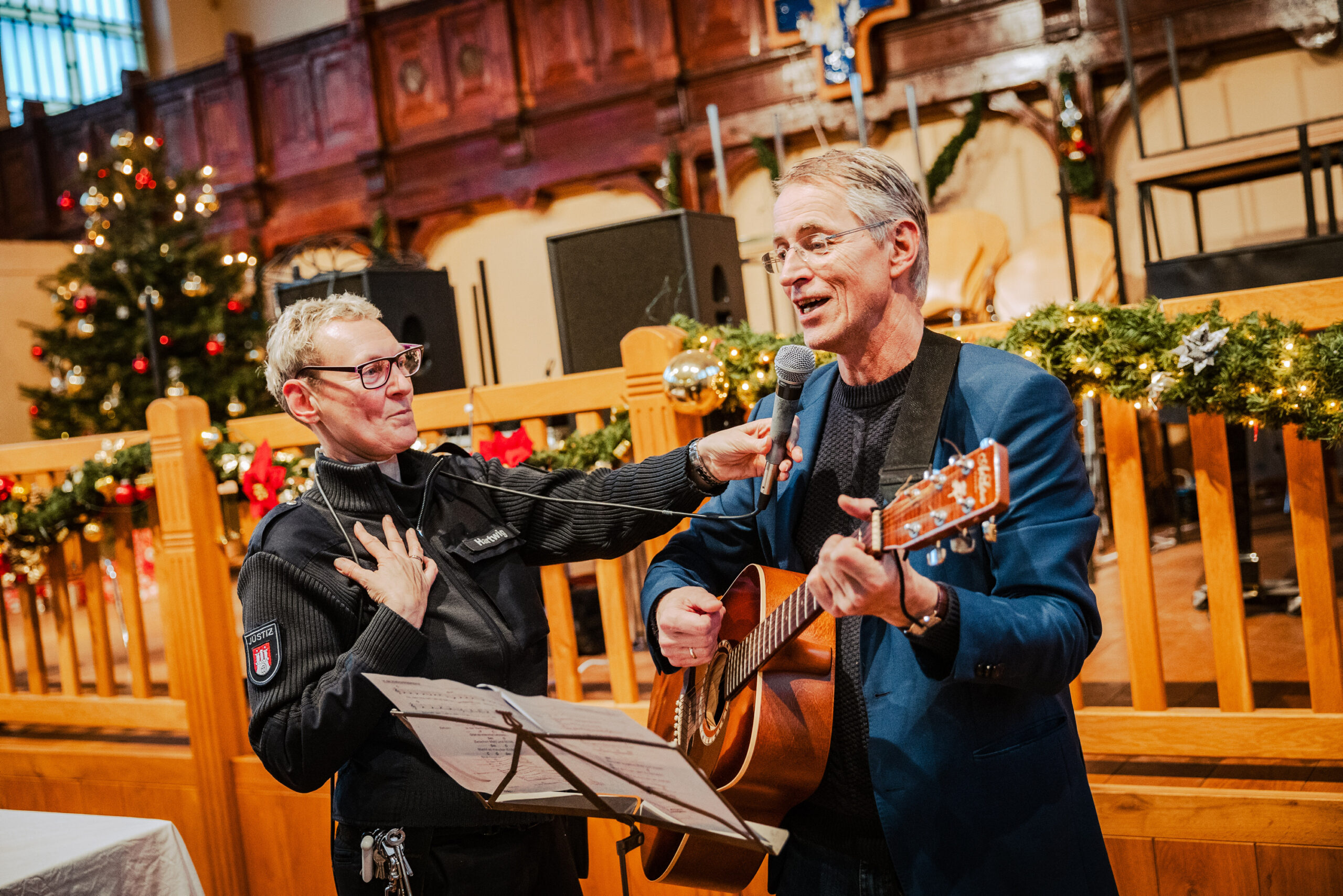 Pastor Friedrich Kleine (62) und die Freizeitkoordinatorin der Anstalt, Petra Hartwig, beim gemeinsamen Singen.