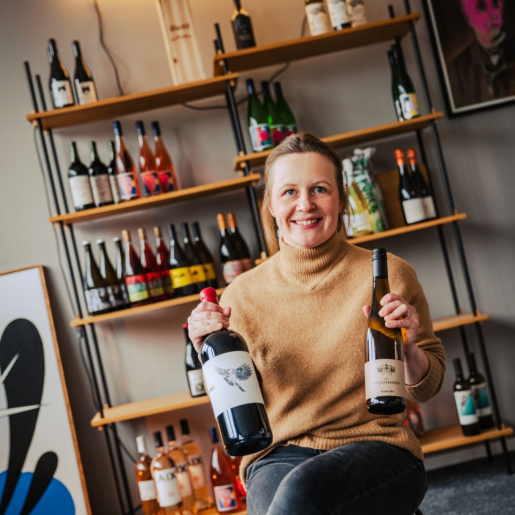 Stephanie Döring (39), Weinladen St. Pauli mit einem Rotwein: Juno Magnum und einem Weißwein: Mehling Grauburgunder trocken