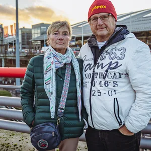 Nanny und Dierk Schulz am Hamburger Flughafen. Ihre Koffer sind nicht aufgetaucht, die beiden sind total frustriert.