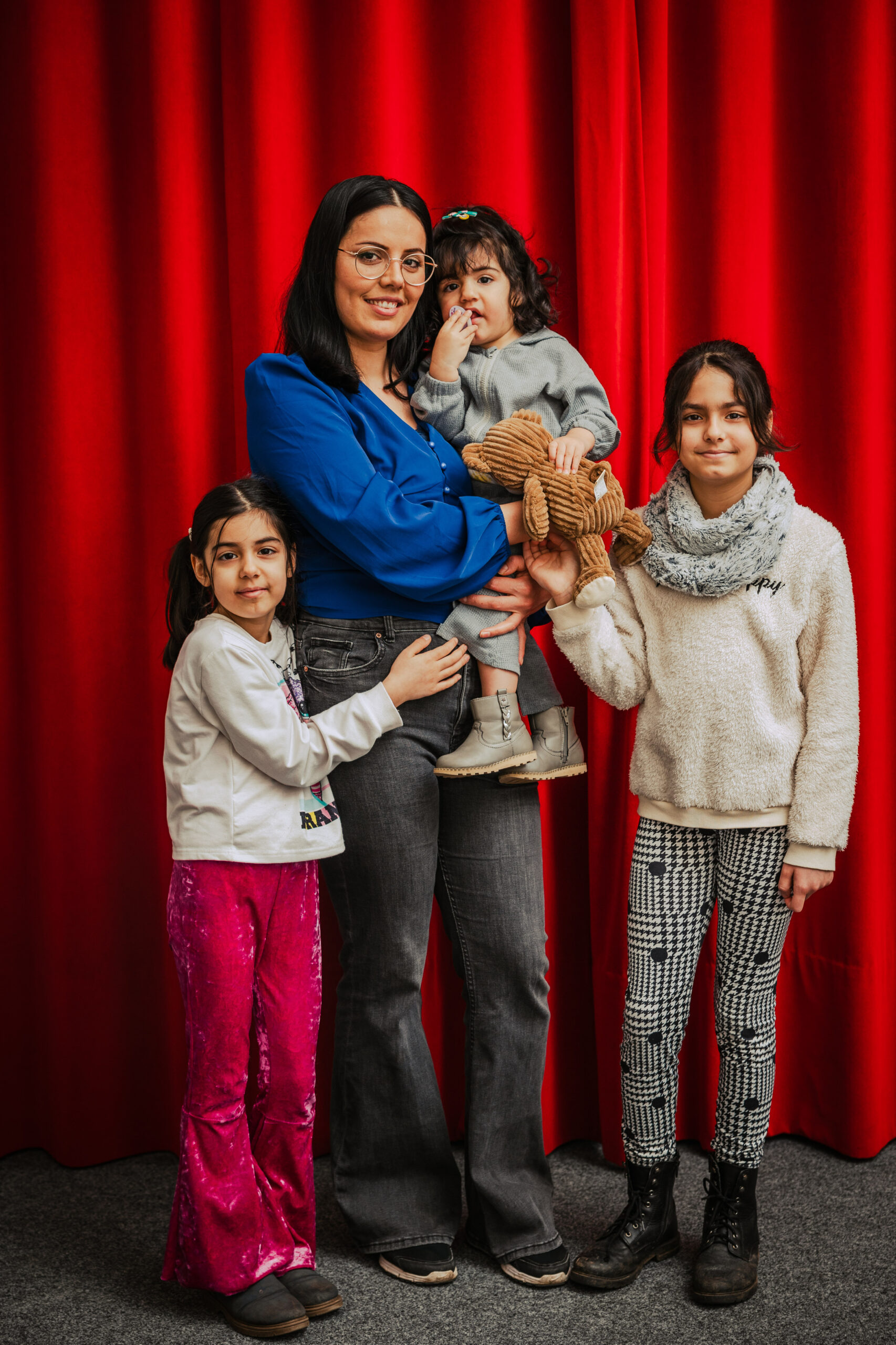 Mutter Samara Hagi mit ihren Töchtern Ilayda, Ella und Renella (v.l.).