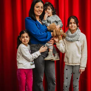 Mutter Samara Hagi mit ihren Töchtern Ilayda, Ella und Renella (v.l.).