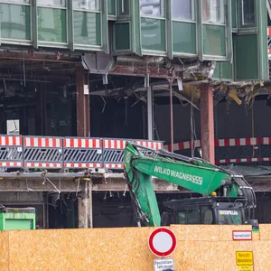 Das „Block House“ ist verschwunden, die Stahlträger der Gänsemarkt-Passage sind zu erkennen.