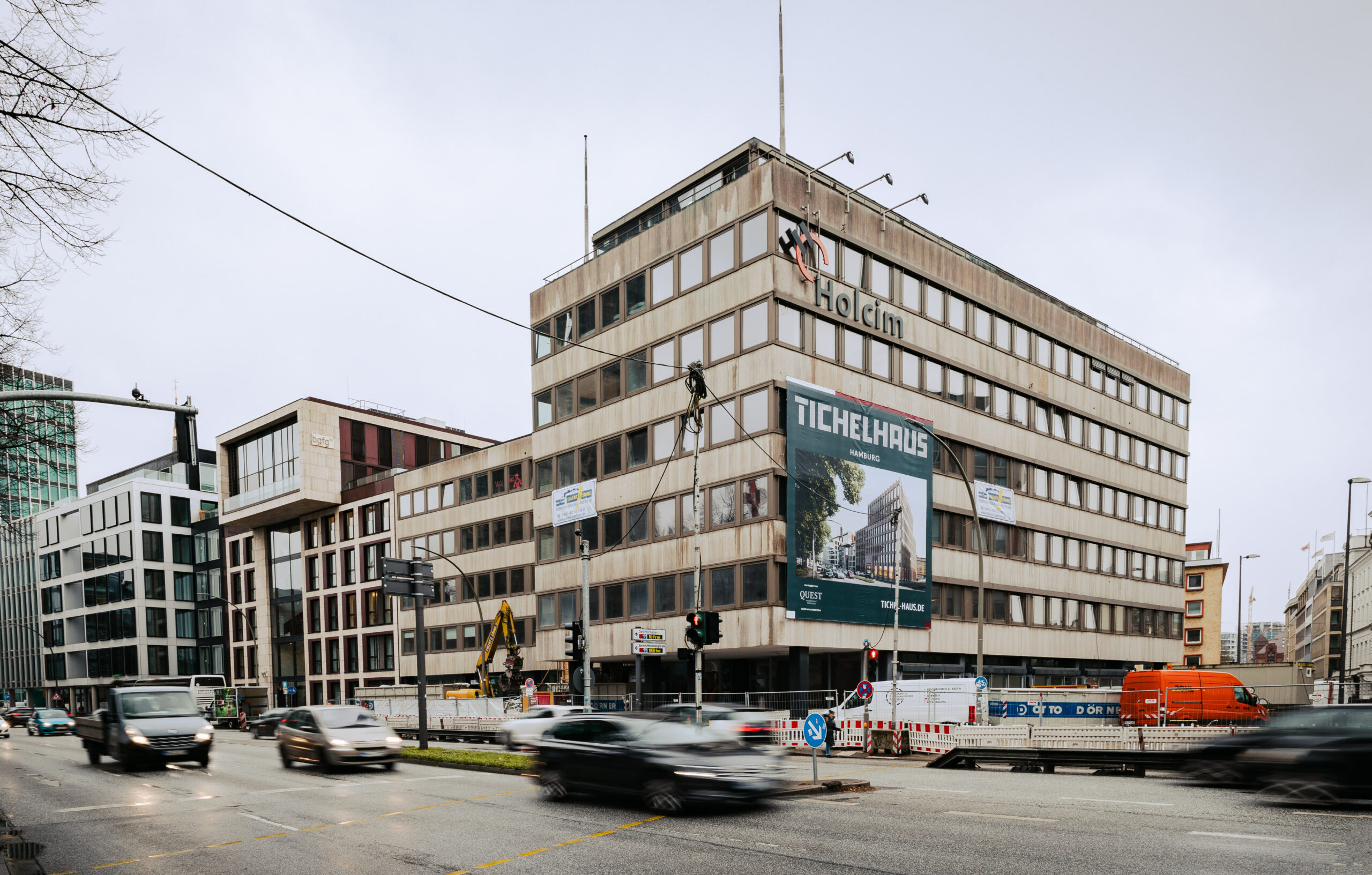Das „Holcim-Haus“ in der Willy-Brandt-Straße 69, gegenüber dem Hopfenmarkt, wird derzeit abgerissen.