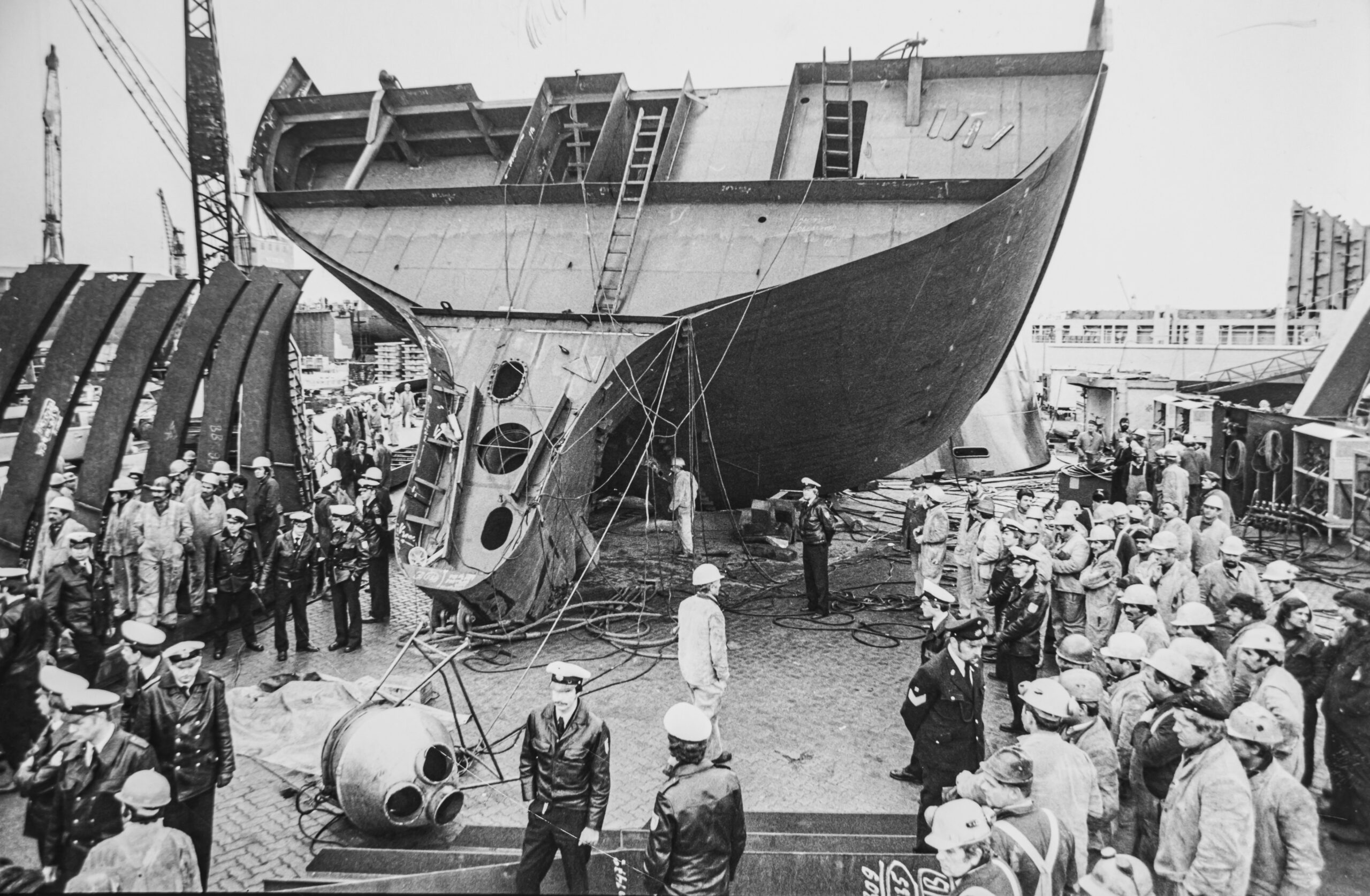 Aus 12 Metern Höhe stürzte Nuri C. vom umgekippten Schiffsteil, wurde dann von dem kugelförmigen Lüfter im Vordergrund erschlagen.