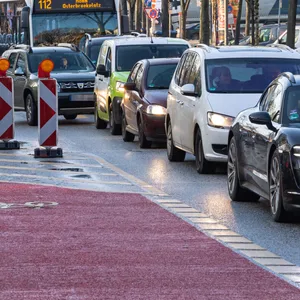 Es staut sich auf der Reeperbahn. Seit etwa zwei Wochen hat die Verkehrsbehörde dort einen neuen Radweg eingerichtet.
