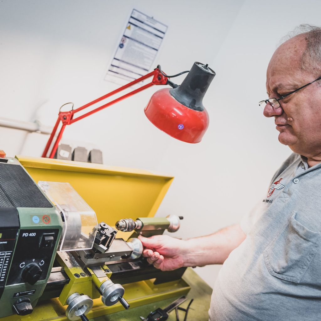 Ingo Martiny (66) in der Werkstatt