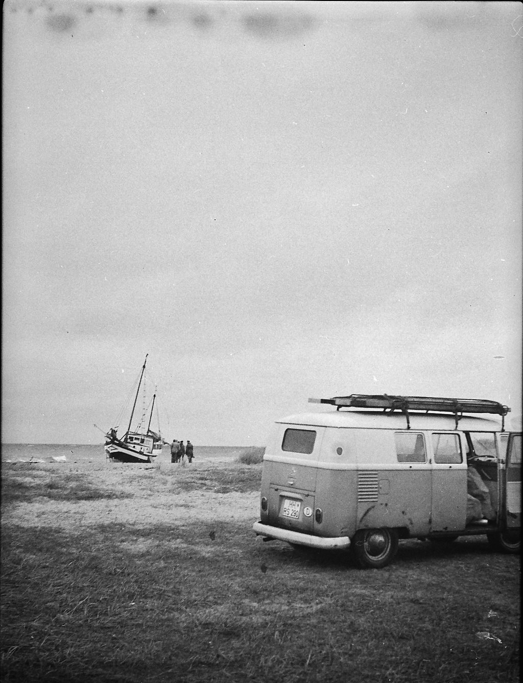 Bei dem zweiten Besuch in Kühlungsborn machte Volker Antonzcyk heimlich Fotos von dem Segelboot am Strand. Im Vordergrund ist der Bulli der Jungenschaft zu sehen.