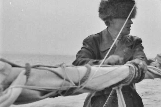 Volker Antonczyks Freund und Hortenführer Rudi Lorbeer trug stets seinen langen Mantel und eine Fellmütze auf dem Segelboot.