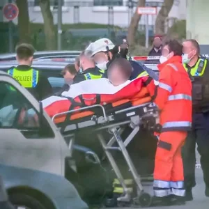 Das Opfer wird von den Rettungskräften in ein Krankenhaus gebracht.