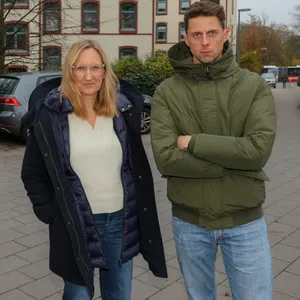 Anwohner Lukas Dau und Mareike Hennings sind sauer: Sie bekommen als Anwohner keinen Anwohnerparkausweis.