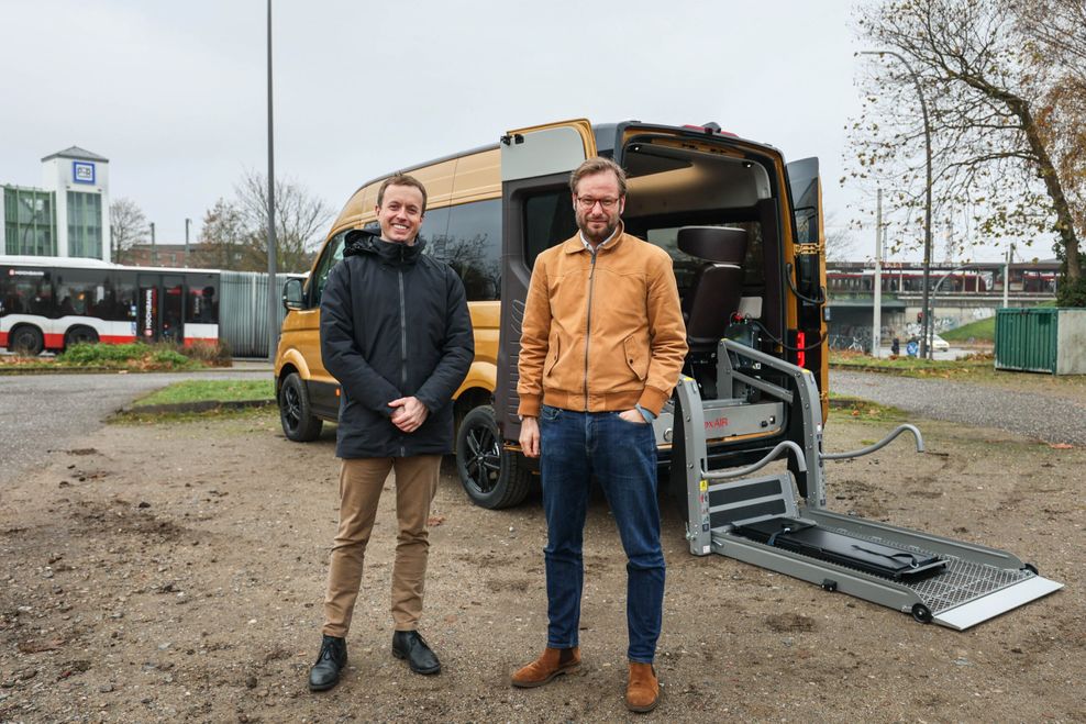 Moia-Chef Sascha Meyer (links) und Verkehrssenator Anjes Tjarks (Grüne) vor den neuen barrierefreien Fahrzeugen.
