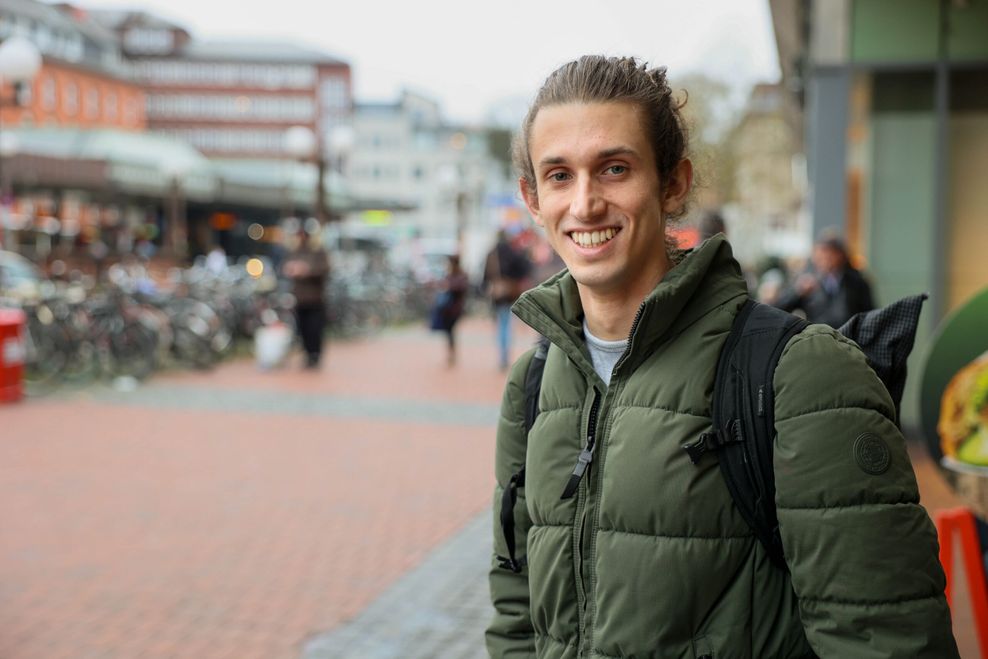 Ein junger Mann steht vor dem Altonaer Bahnhof