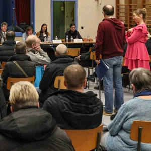 Der Bezirk Wandsbek informiert auf einer Veranstaltung über die Pläne für die neue Unterkunft. Die Stimmung ist angespannt.