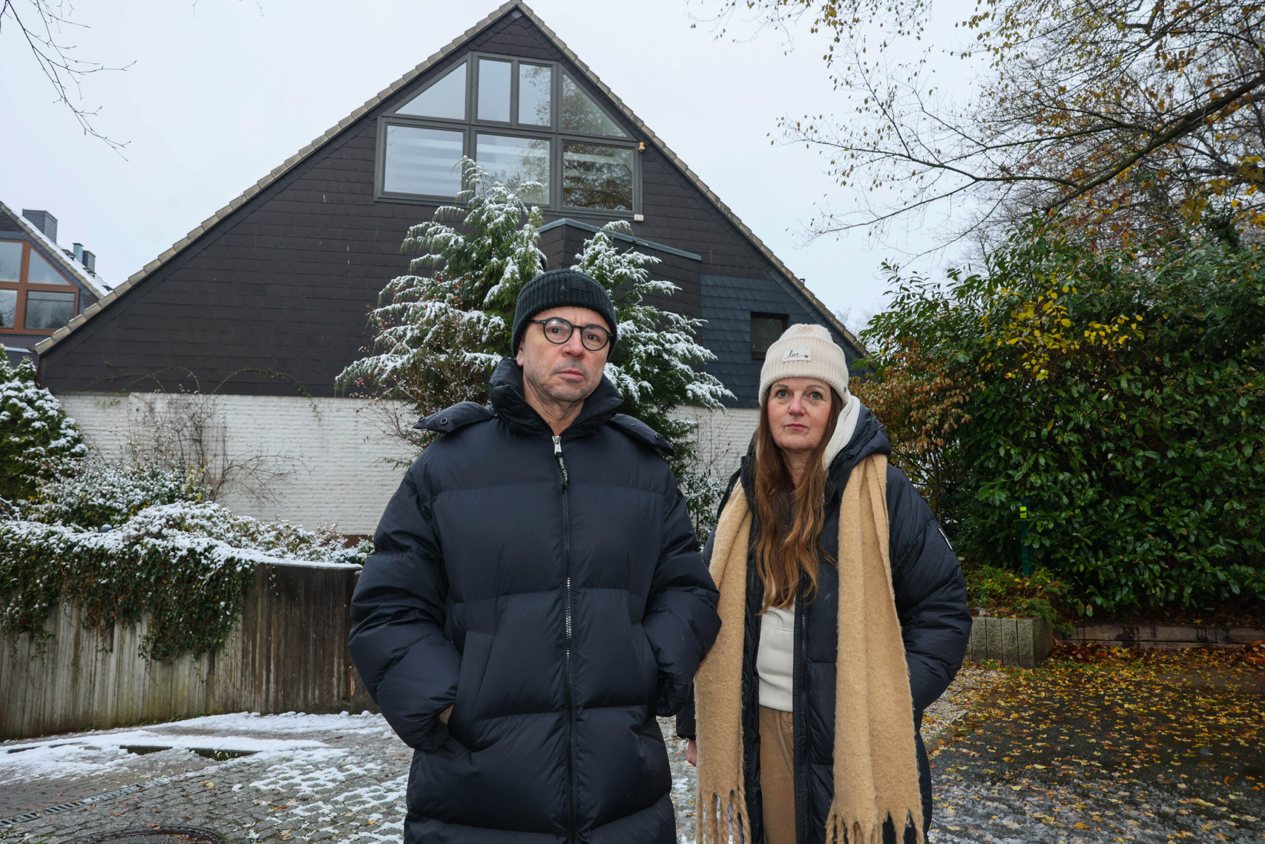 Harald und Steffi Ziegenbein vor ihrem ehemaligen Zuhause in Wellingsbüttel. Sie wollen noch einmal gegen ihren Vermieter vor Gericht ziehen.