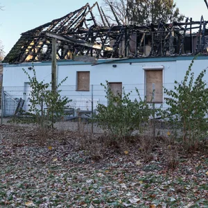 Ein Haus mit ausgebranntem Dachstuhl