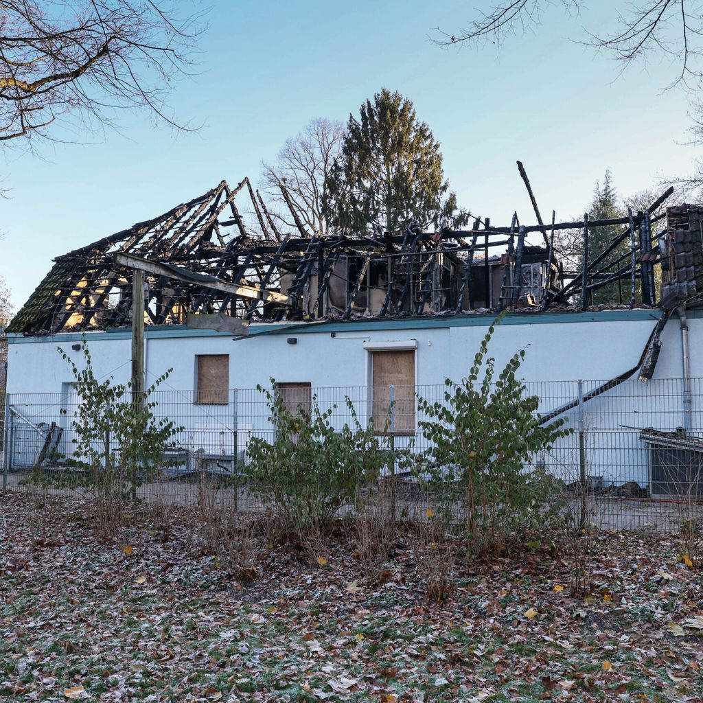 Ein Haus mit ausgebranntem Dachstuhl