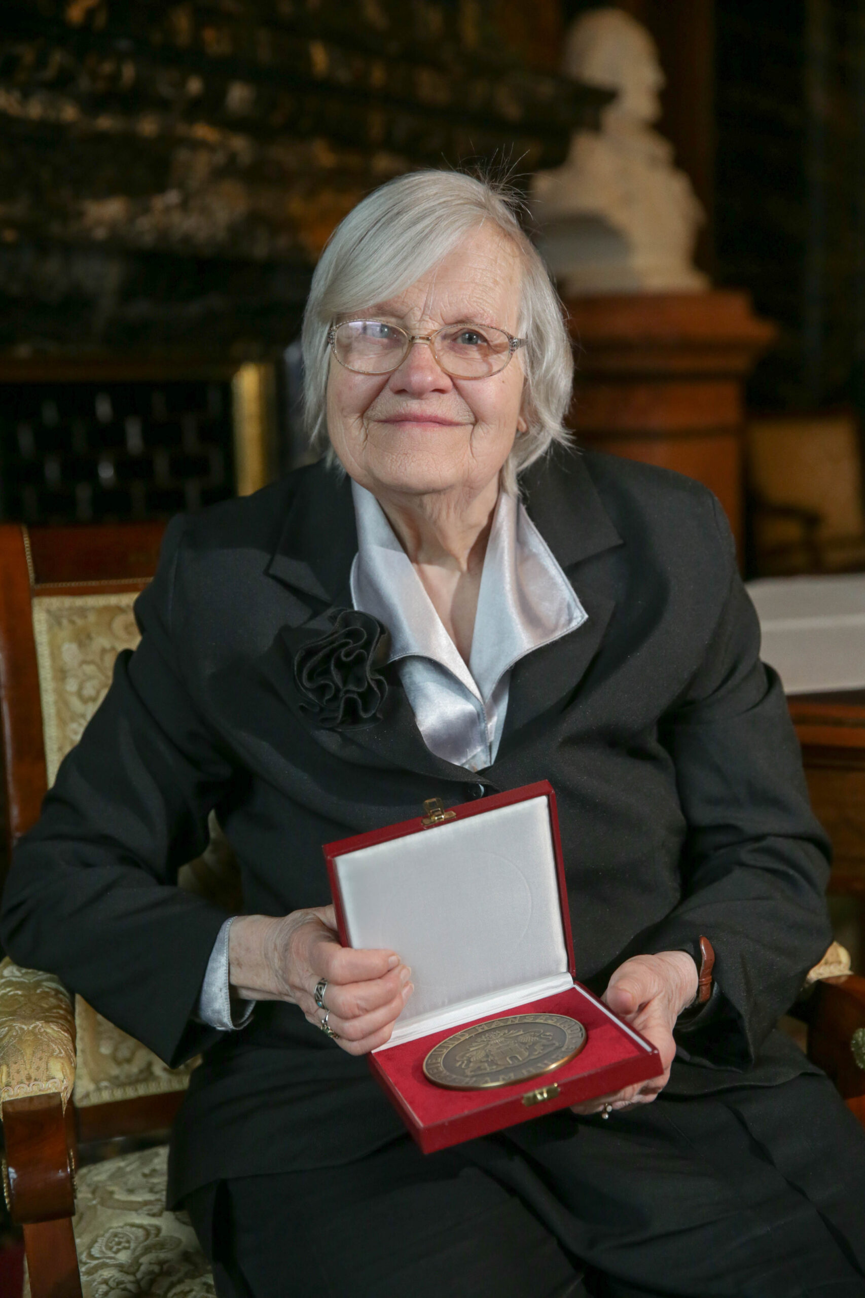 Greta Rambatz mit der Medaille