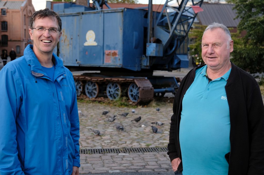 Oliver Camp (GRÜNE, li.) und Rüdiger Wendt (SPD, re.) auf dem Museumsplatz Barmbek