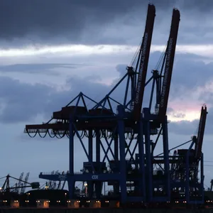 Düstere Stimmung über den Hamburger Containerterminals.