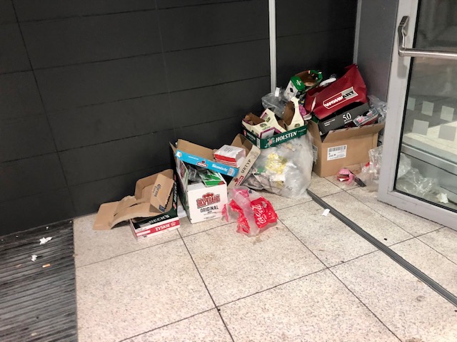Müll in der S-Bahn-Station Reeperbahn