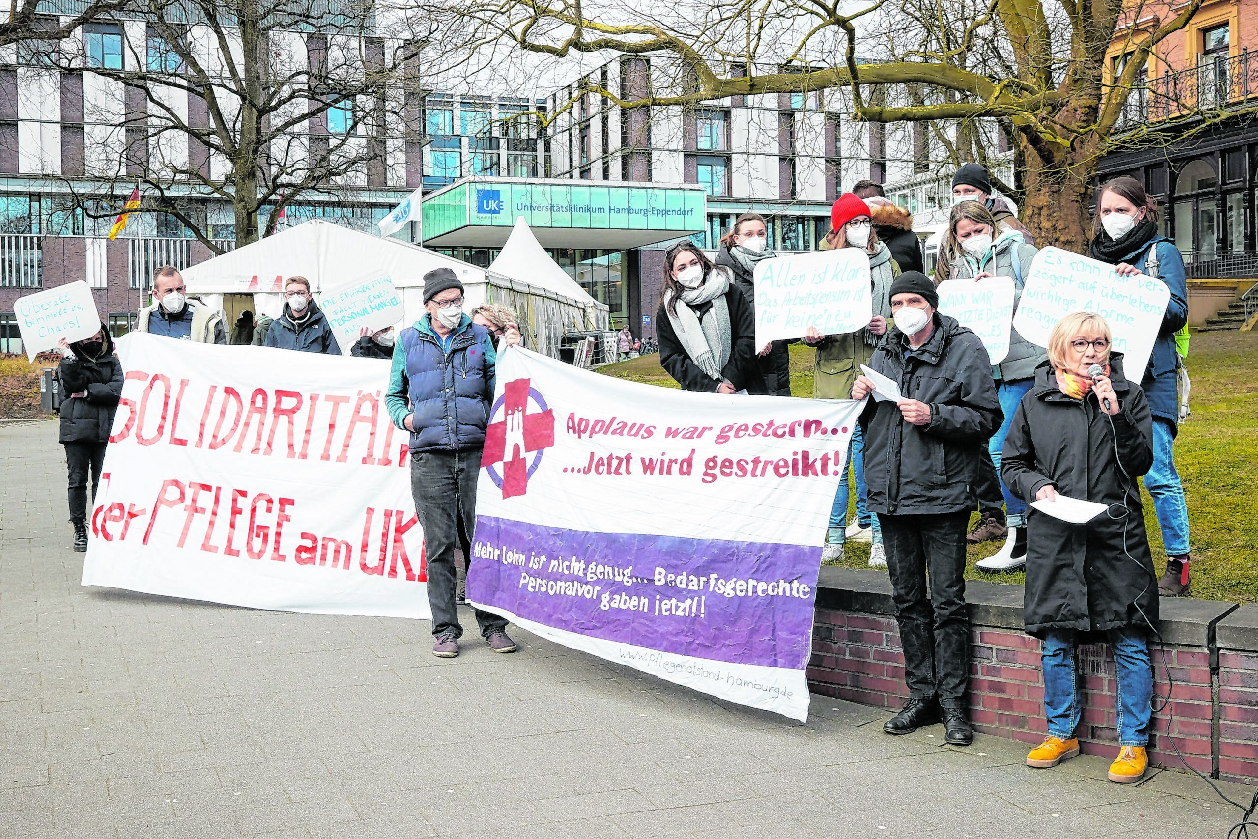 Krankenpfleger des UKE bei einer Demo