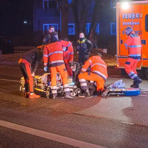 Feuerwehr- und Polizeikräfte an der Unfallstelle in Hamburg-Steilshoop.