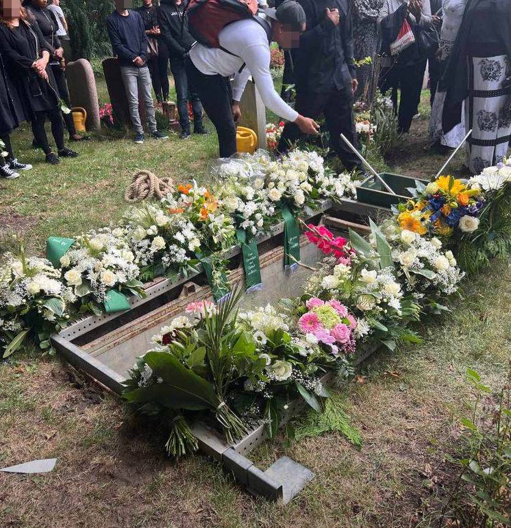 Familienmitglieder und Freunde nehmen am Öjendorfer Friedhof Abschied von Terry S.