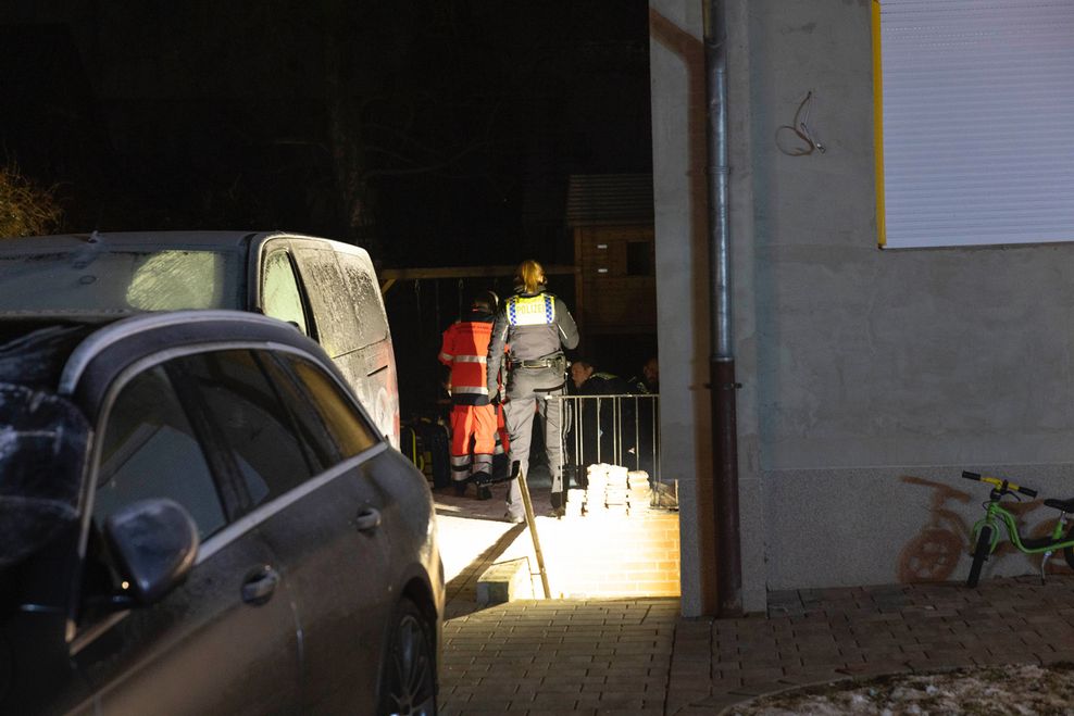 Polizeibeamte hinter dem Hochhaus in Rahlstedt. Der Mann hatte sich dort versteckt.