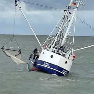 Der Fischkutter „Ramona“ mit Schlagseite