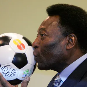 Pele küsst den WM-Ball